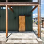 <span class="title">緑ガルバの外壁×木調ドア</span>