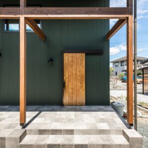 緑ガルバの外壁×木調ドア